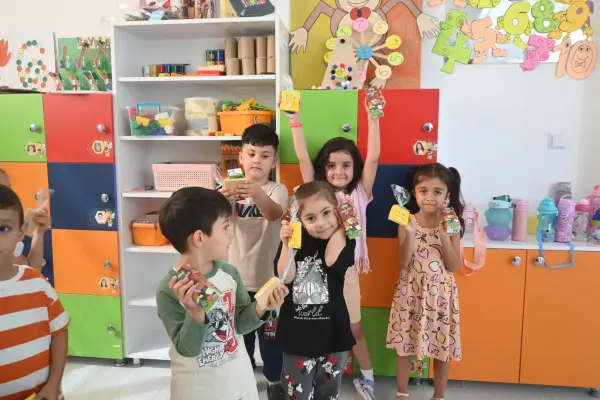 okula yeni başlayan öğrencilere hediye